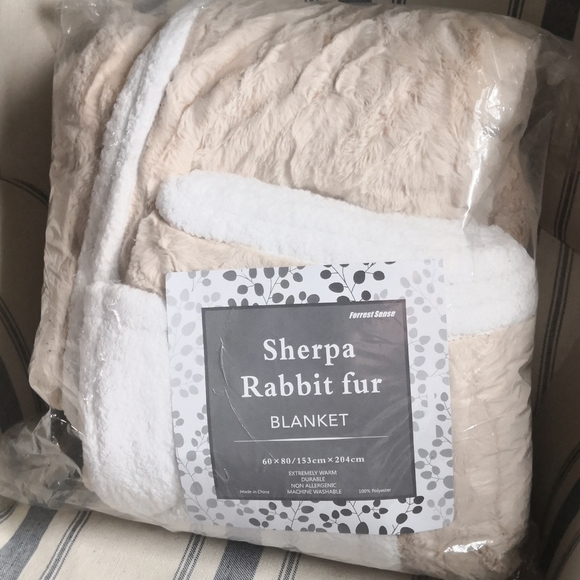 Faux fur/Sherpa 60x80 blanket throws - Picture 3 of 4
